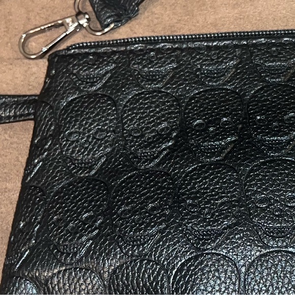 NWOT Leather Black Skull Wristlet Handbag - Picture 6 of 6